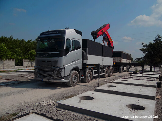 Załadunek szamba betonowego na HDS - montaż i dostawa zbiorników w Łosice